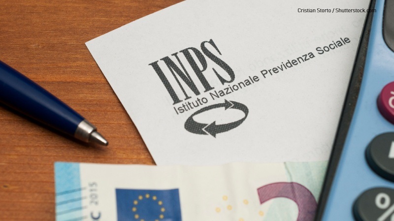 Documento Inps con penna calcolatrice e soldi